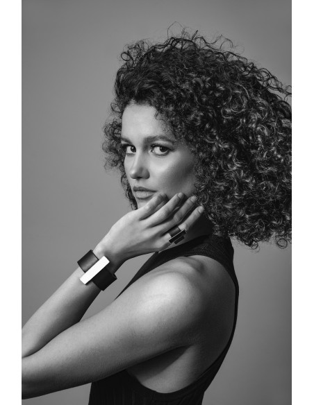 Szeroki pierścionek ze skóry i matowej czarnej stali szlachetnej – ręcznie wykonany