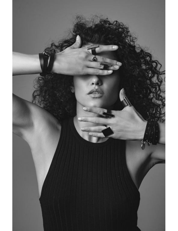 Pierścionek ze skóry i czarnej matowej stali szlachetnej – minimalistyczny, szeroki