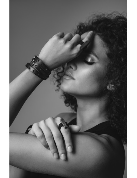 Pierścionek ze skóry i czarnej matowej stali szlachetnej – minimalistyczny, szeroki Pierścionek ze skóry i czarnej matowej stali szlachetnej – minimalistyczny, szeroki