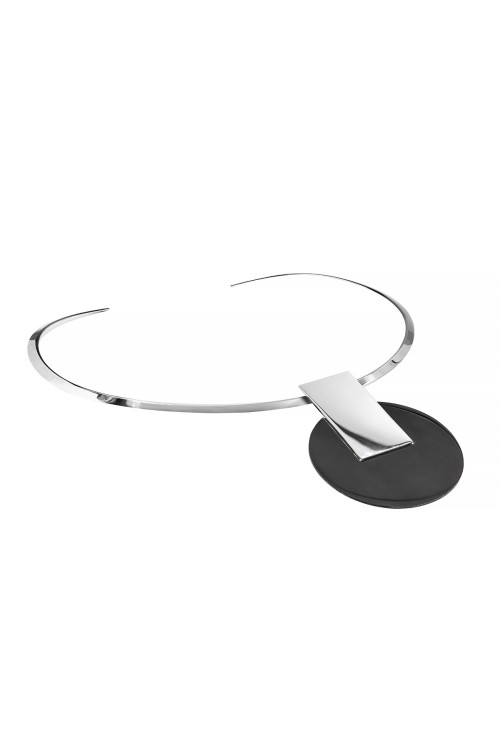 Choker ze stali szlachetnej z ozdobną zawieszką w czarnym i srebrnym kolorze