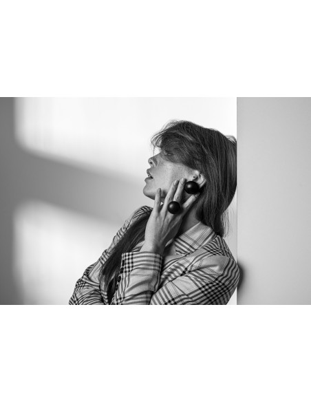 Pierścionek z czarnej matowej stali szlachetnej w formie półkuli