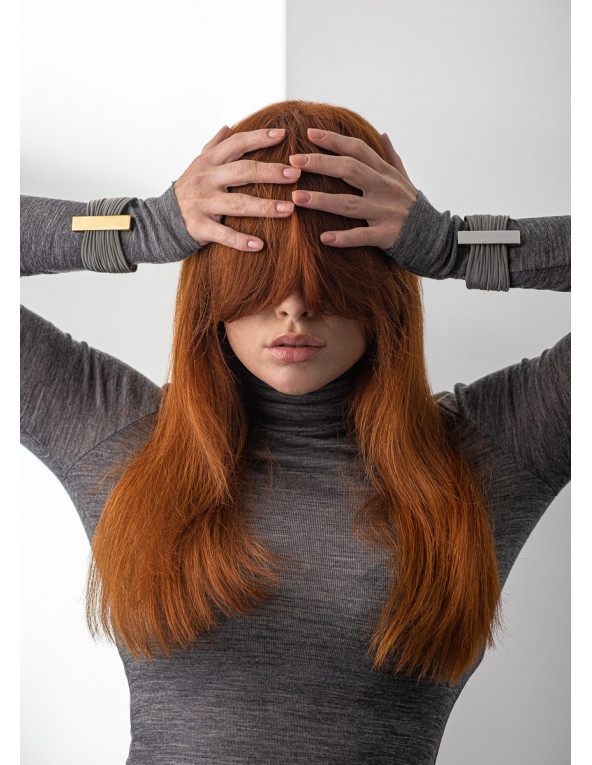 Bransoleta z szerokiej siatki stalowej i pozłacanej stali z magnetycznym zapięciem