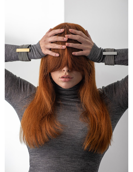 Bransoleta z szerokiej siatki stalowej i pozłacanej stali z magnetycznym zapięciem