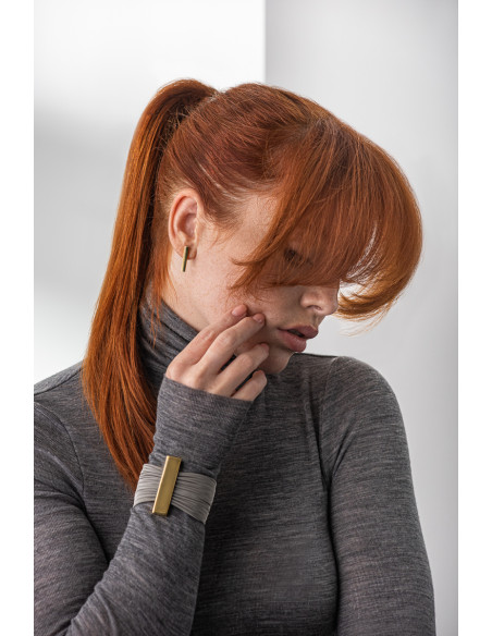 Bransoleta z szerokiej siatki stalowej i pozłacanej stali z magnetycznym zapięciem