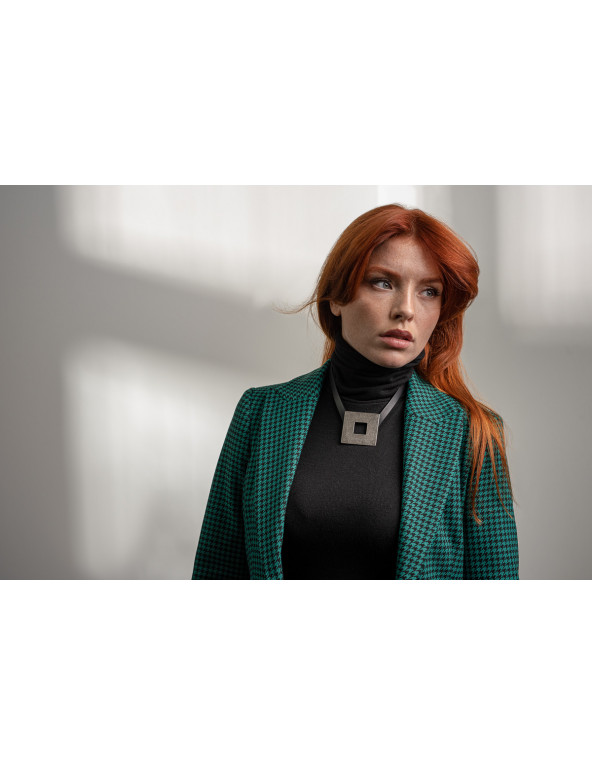 skórzany naszyjnik z dużym matowym elementem ze stali szlachetnej