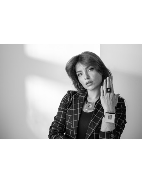 Czarna skórzana bransoleta z dużym matowym stalowym kwadratem i zapięciem zegarkowym