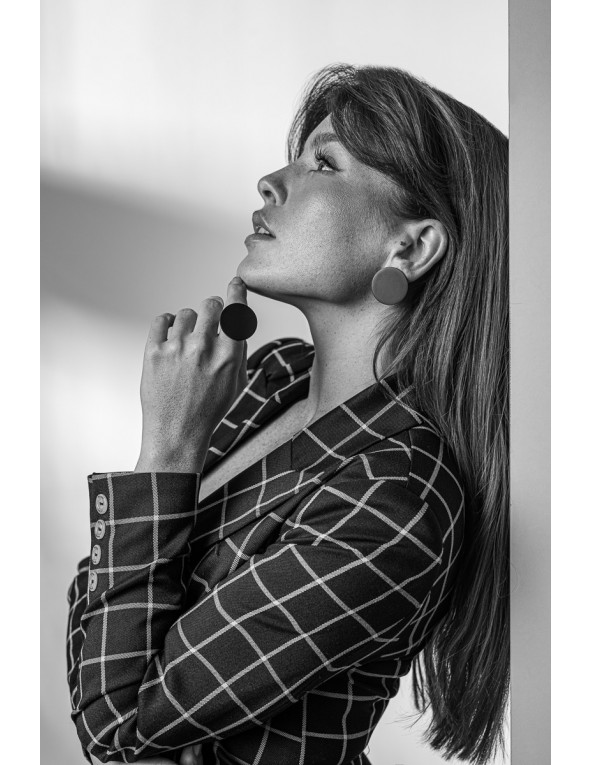 Pierścionek z czarnej matowej stali szlachetnej w kształcie koła