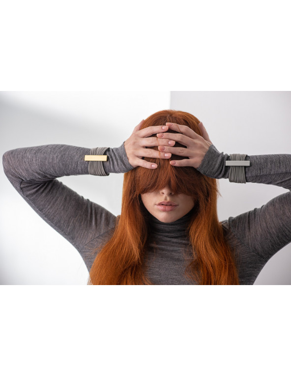 Bransoleta z szerokiej siatki stalowej i pozłacanej stali z magnetycznym zapięciem