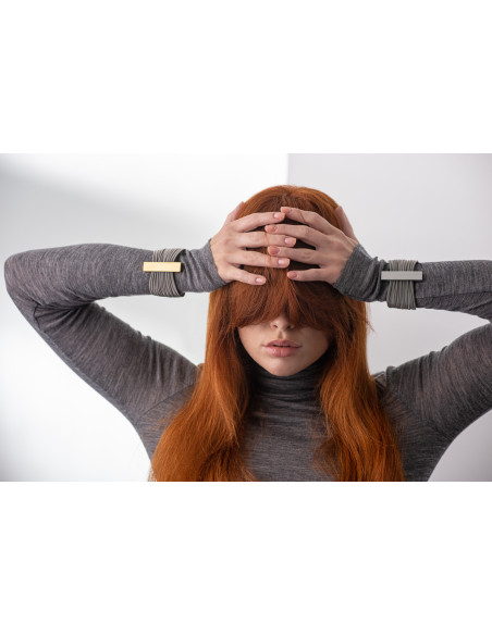 Bransoleta z szerokiej siatki stalowej i pozłacanej stali z magnetycznym zapięciem