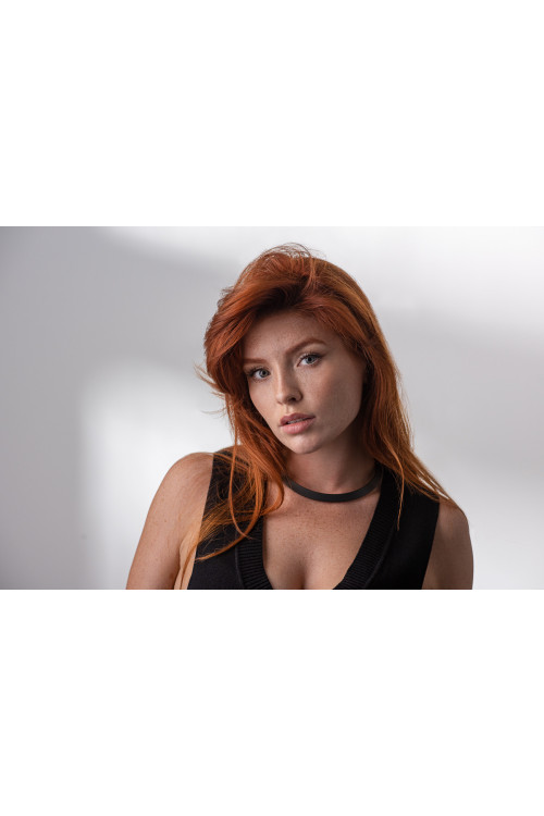 Czarny matowy choker ze stali szlachetnej na białym tle