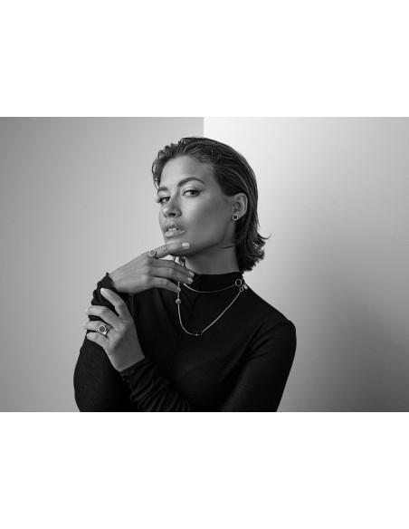 Minimalistyczne kolczyki ze stali szlachetnej w srebrnym i czarnym odcieniu, okrągła forma