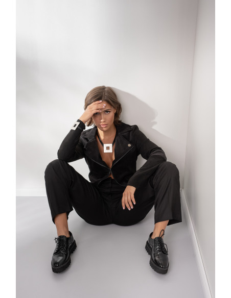 Naszyjnik ze skóry naturalnej z dużym błyszczącym elementem ze stali szlachetnej