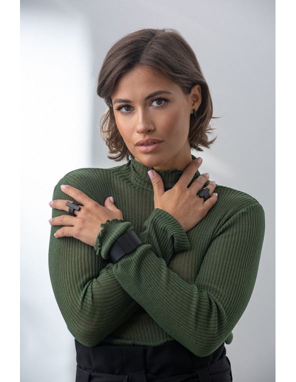 Pierścionek ze skóry i czarnej matowej stali szlachetnej – minimalistyczny, szeroki