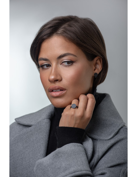 Pierścionek z matowej czarnej stali szlachetnej z oczkiem