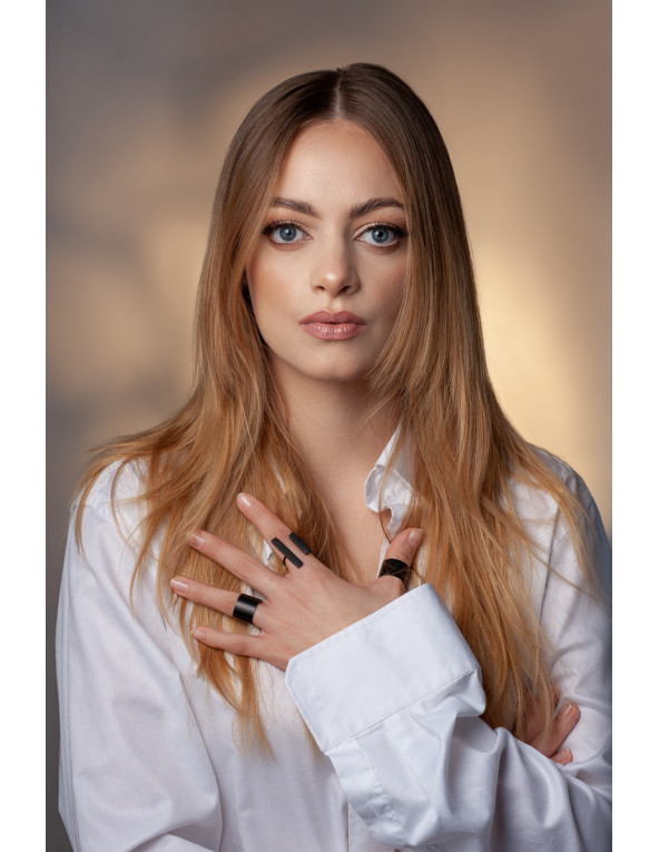 Regulowany pierścionek z czarnej matowej stali szlachetnej