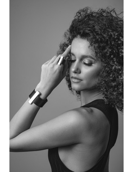 Brązowa skórzana bransoleta z pozłacanym elementem i magnetycznym zapięciem