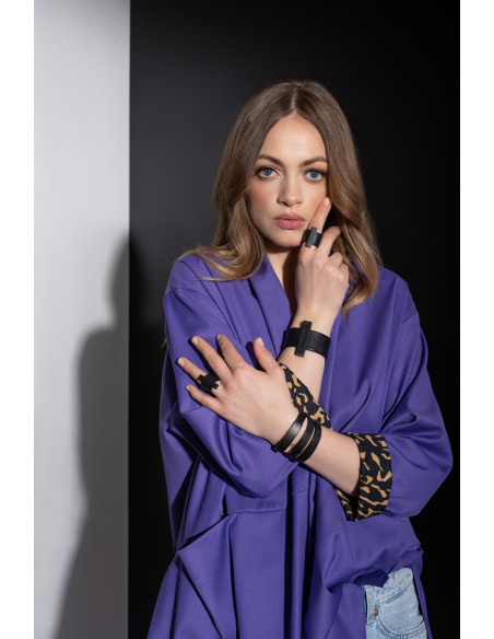 Damska czarna skórzana bransoletka z matowym elementem ze stali szlachetnej i zegarkowym zapięciem.