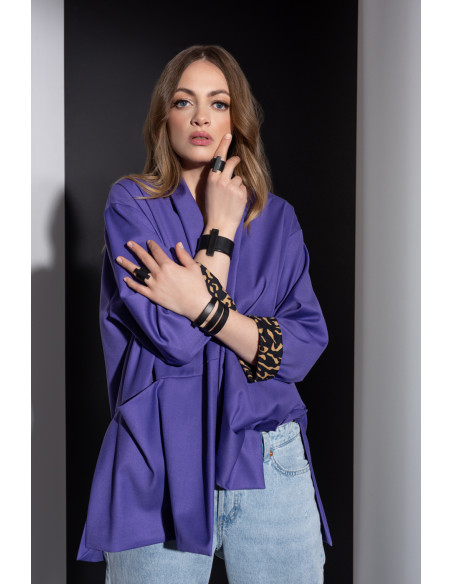 Damska czarna skórzana bransoletka z matowym elementem ze stali szlachetnej i zegarkowym zapięciem.