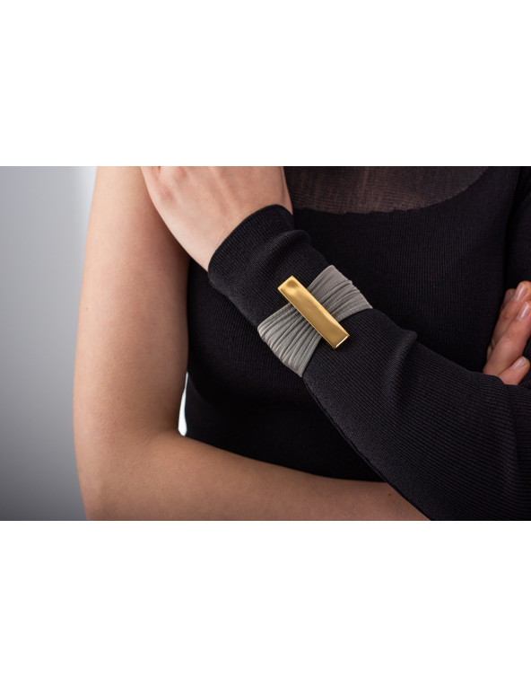 Bransoleta z szerokiej siatki stalowej i pozłacanej stali z magnetycznym zapięciem