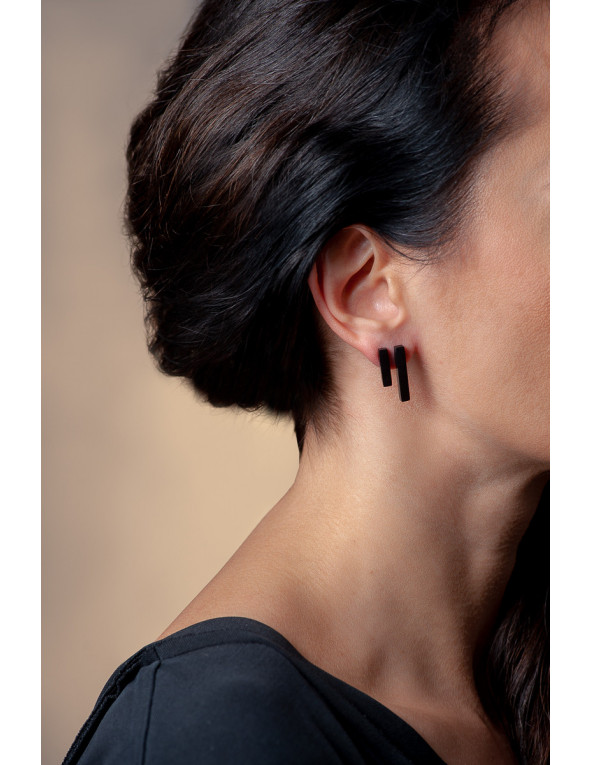 Asymetryczne kolczyki z błyszczącej czarnej stali szlachetnej, jeden 2 cm, drugi 1 cm