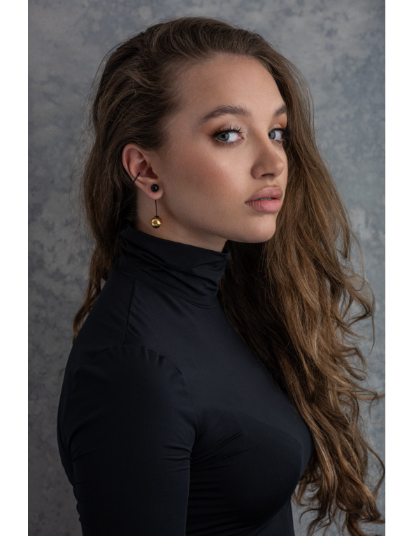 Kolczyki z pozłacanej stali szlachetnej z czarną i złotą kulką – elegancki kontrastowy design.