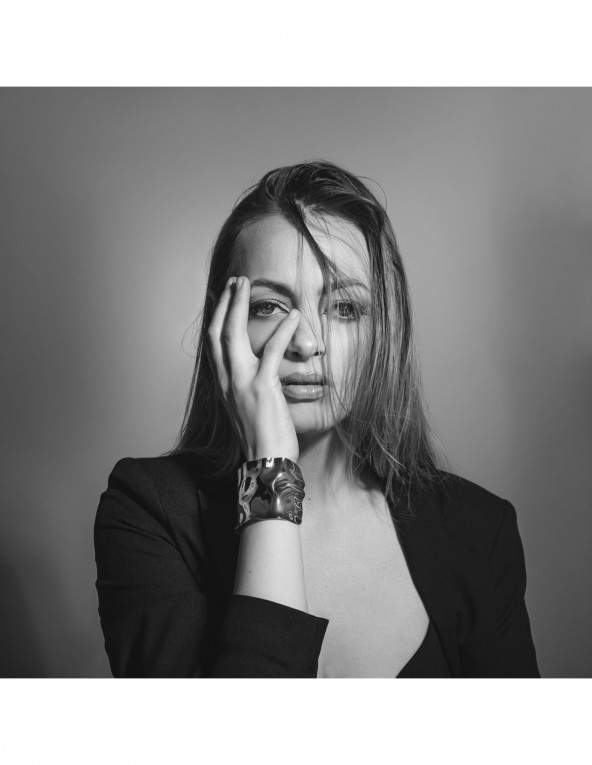 Złota szeroka bransoleta z gniecionej stali szlachetnej o błyszczącym wykończeniu