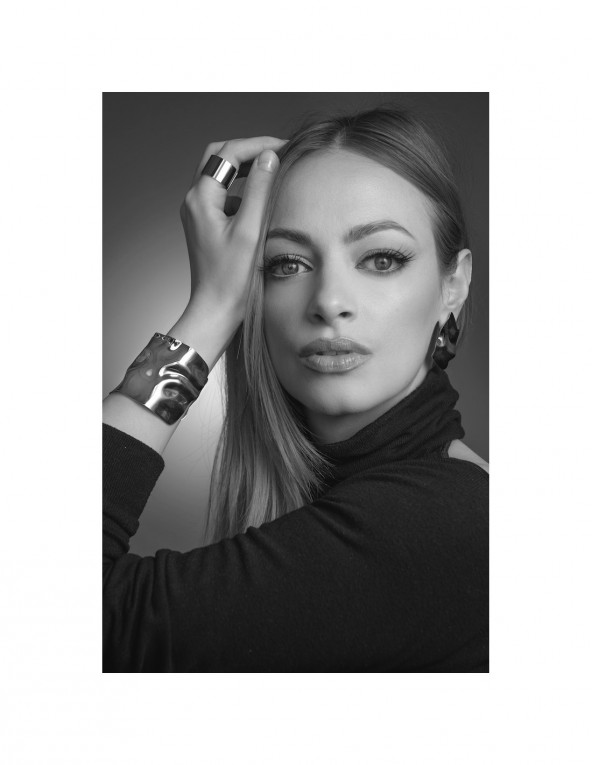 Złota szeroka bransoleta z gniecionej stali szlachetnej o błyszczącym wykończeniu