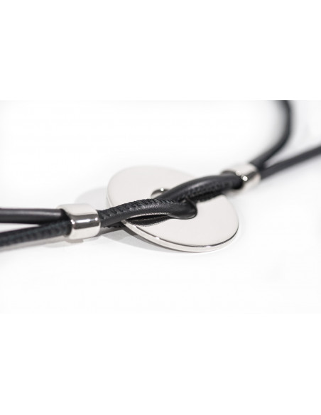 Regulowany naszyjnik z czarnego rzemienia skórzanego z błyszczącym kołem ze stali szlachetnej