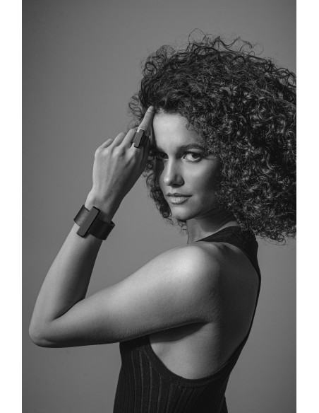 Szeroki pierścionek ze skóry i matowej czarnej stali szlachetnej – ręcznie wykonany