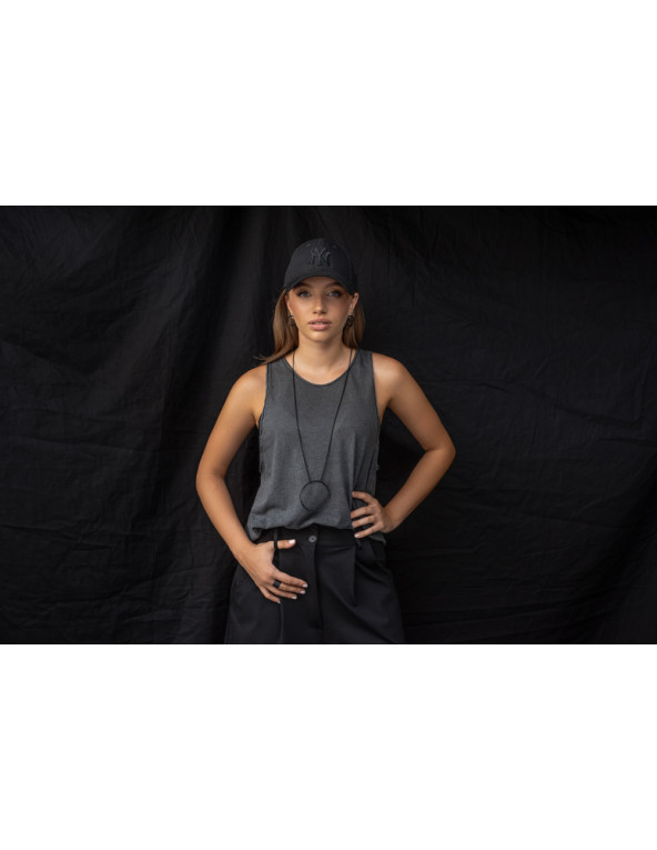 Długi naszyjnik KOŁO z czarnej matowej stali szlachetnej o geometrycznym designie.