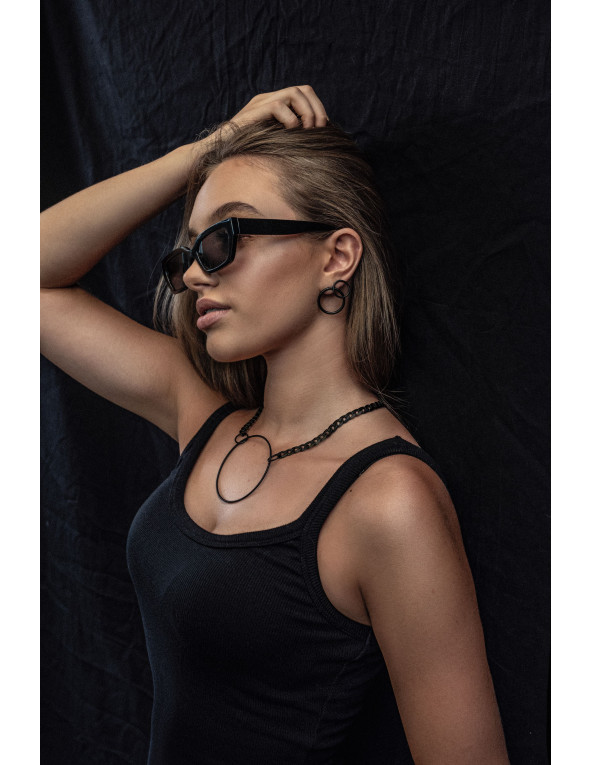 Naszyjnik Pancerka Koło z czarnej matowej stali szlachetnej z regulowanym zapięciem.