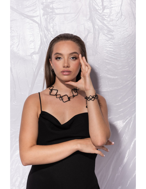 Czarny matowy naszyjnik 3D ze stali szlachetnej z eleganckim zapięciem karabińczyk.