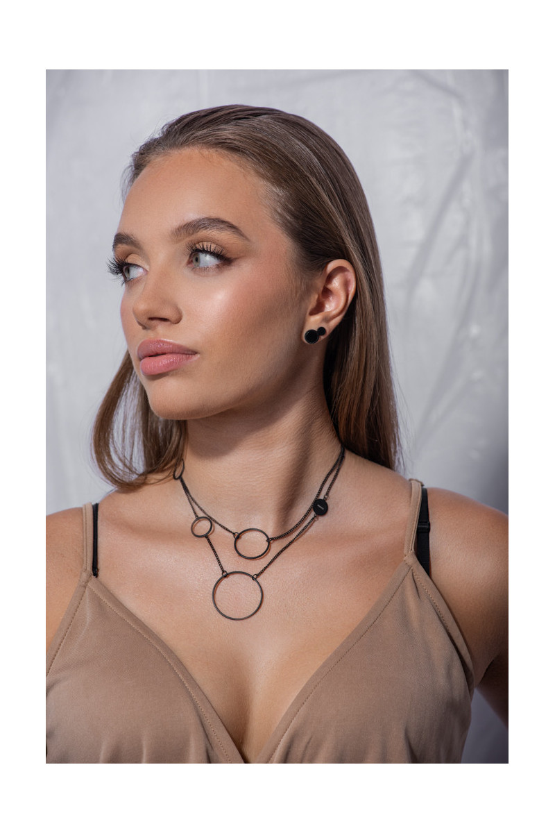 Delikatne czarne kolczyki ze stali szlachetnej – minimalistyczna elegancka biżuteria