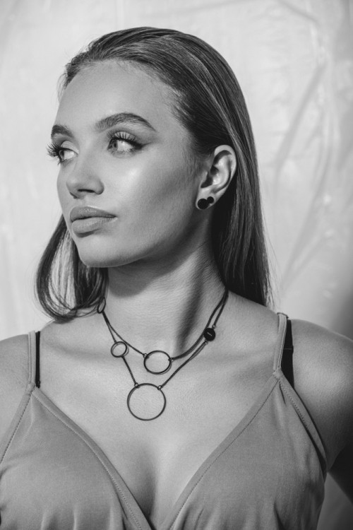 Delikatne czarne kolczyki ze stali szlachetnej – minimalistyczna elegancka biżuteria