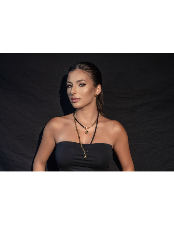 Krótki, regulowany naszyjnik z kulą z pozłacanej stali szlachetnej w odcieniach złota i czarnego matu.