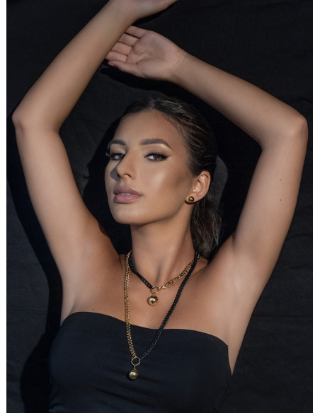 Krótki, regulowany naszyjnik z kulą z pozłacanej stali szlachetnej w odcieniach złota i czarnego matu.