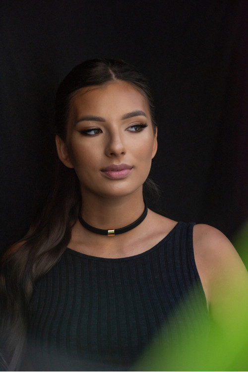 Złoty choker ze skóry naturalnej i stali szlachetnej – nowoczesna biżuteria handmade