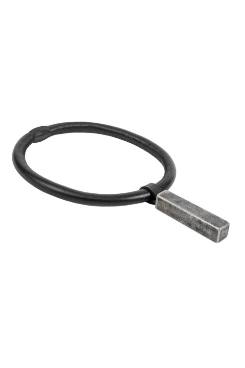 Skórzany naszyjnik choker z czarnego rzemienia z matową prostokątną zawieszką ze stali szlachetnej