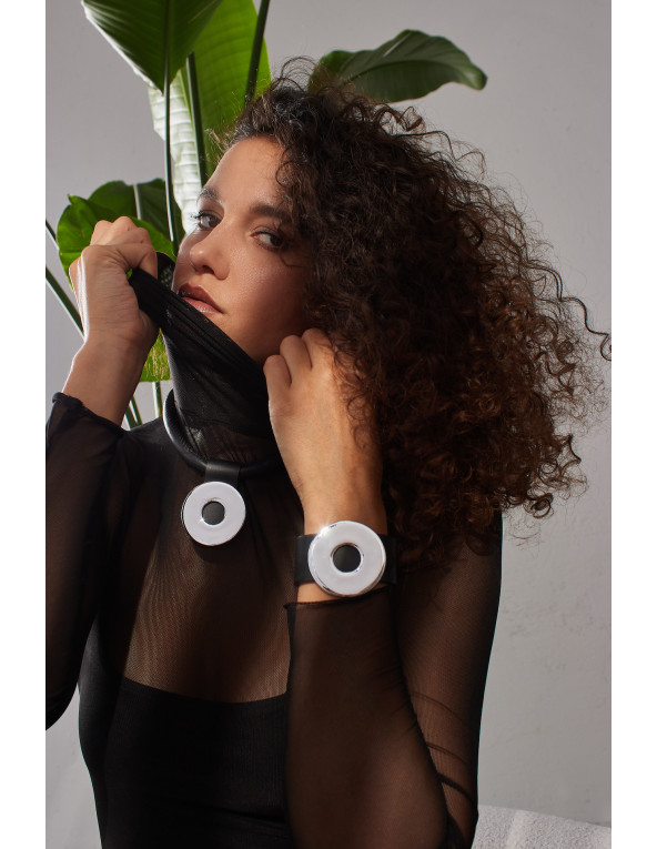 Czarna bransoleta ze skóry z błyszczącym stalowym kołem i zapięciem magnetycznym