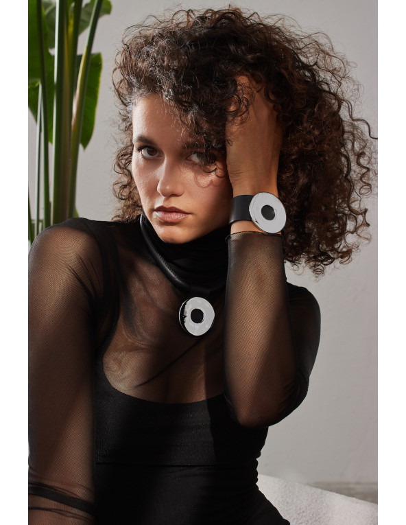 Czarna bransoleta ze skóry z błyszczącym stalowym kołem i zapięciem magnetycznym