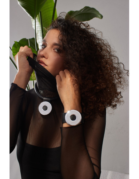 Czarna bransoleta skórzana ze stalowym kołem w kolorze srebra z magnetycznym zapięciem