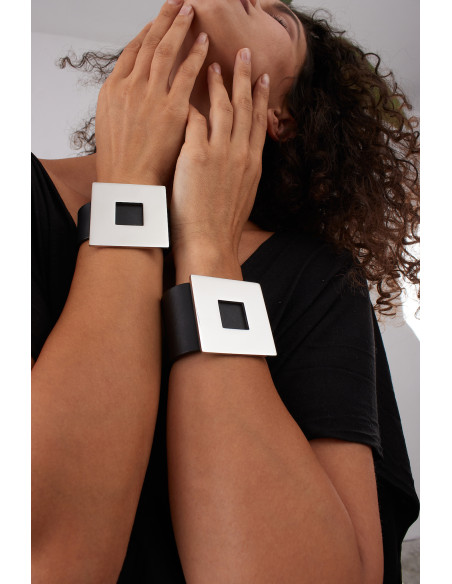 Czarna skórzana bransoleta damska z błyszczącym kwadratem z magnetycznym zapięciem