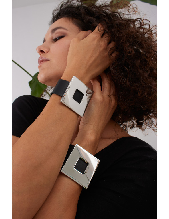 Czarna bransoleta ze skóry naturalnej z matowym kwadratowym detalem – elegancki minimalizm