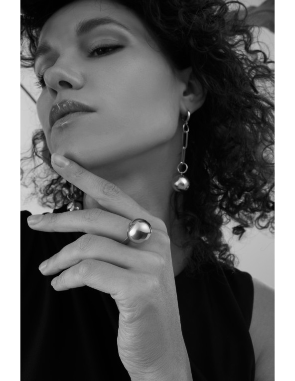 Pierścionek ze stali szlachetnej z dużą srebrną kulą