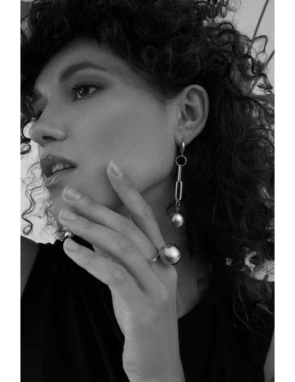 Pierścionek ze stali szlachetnej z dużą srebrną kulą