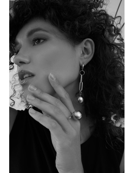 Pierścionek ze stali szlachetnej z dużą srebrną kulą