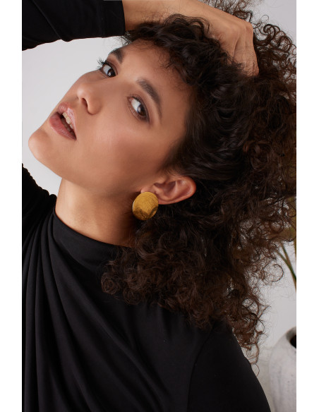 Złote kolczyki blaszki w kształcie koła ze stali szlachetnej o błyszczącym wykończeniu.