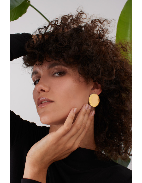 Złote kolczyki blaszki w kształcie koła ze stali szlachetnej o błyszczącym wykończeniu.