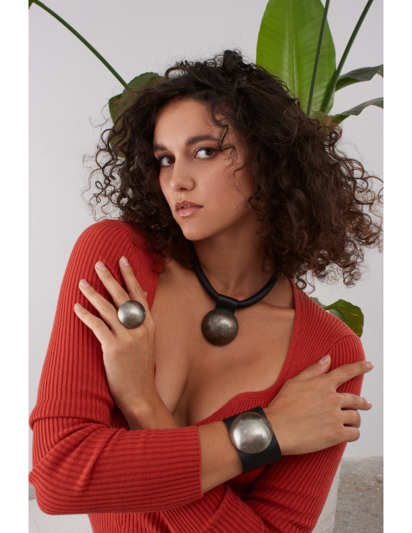 Skórzany choker z czarnego rzemienia z matową kulą ze stali szlachetnej i srebrnym magnetycznym zapięciem