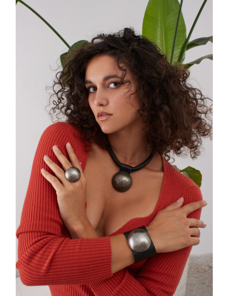 Skórzany choker z czarnego rzemienia z matową kulą ze stali szlachetnej i srebrnym magnetycznym zapięciem